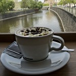 Café au bord de l'eau. קפה על הנהר